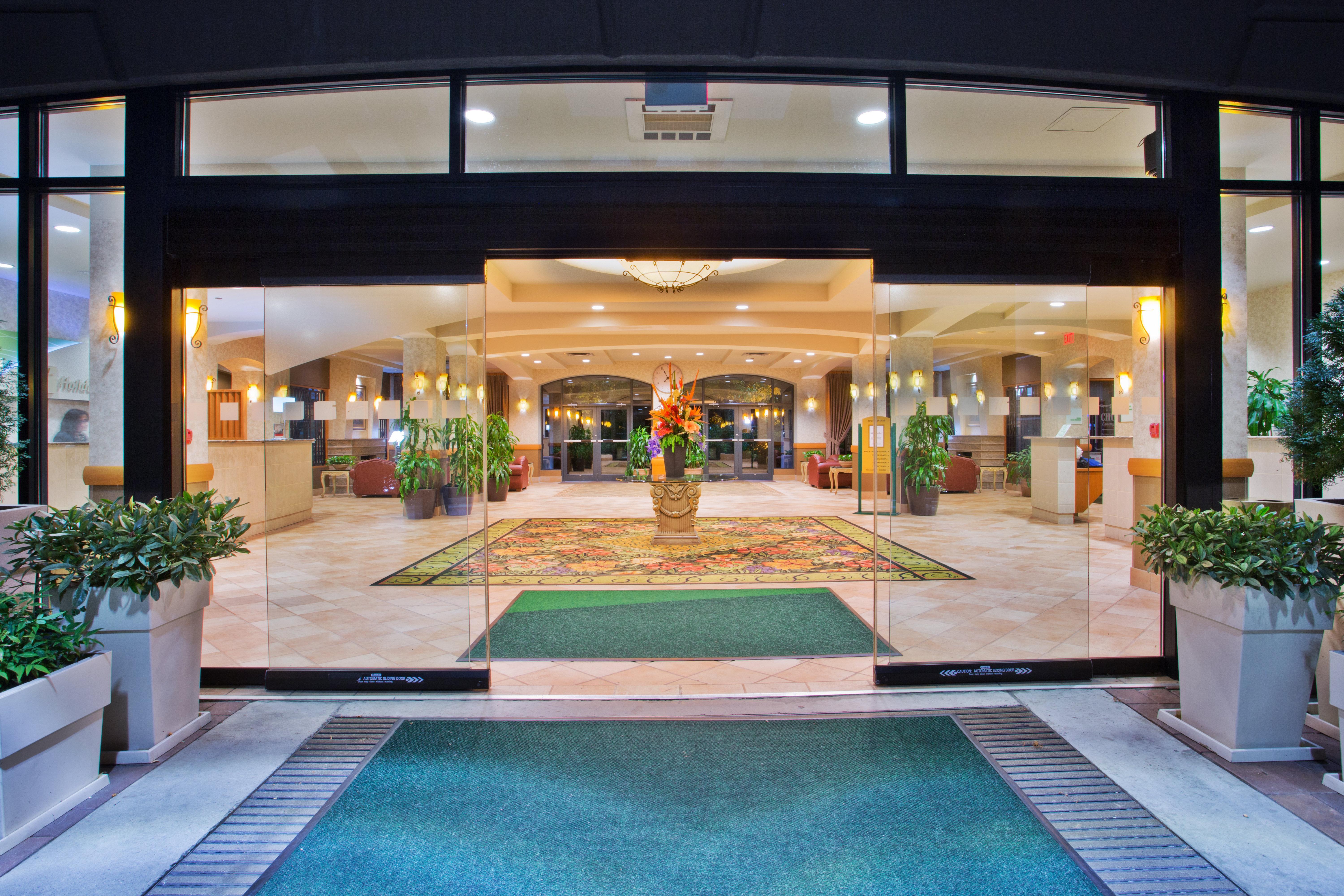 Holiday Inn & Suites North Vancouver By Ihg Esterno foto