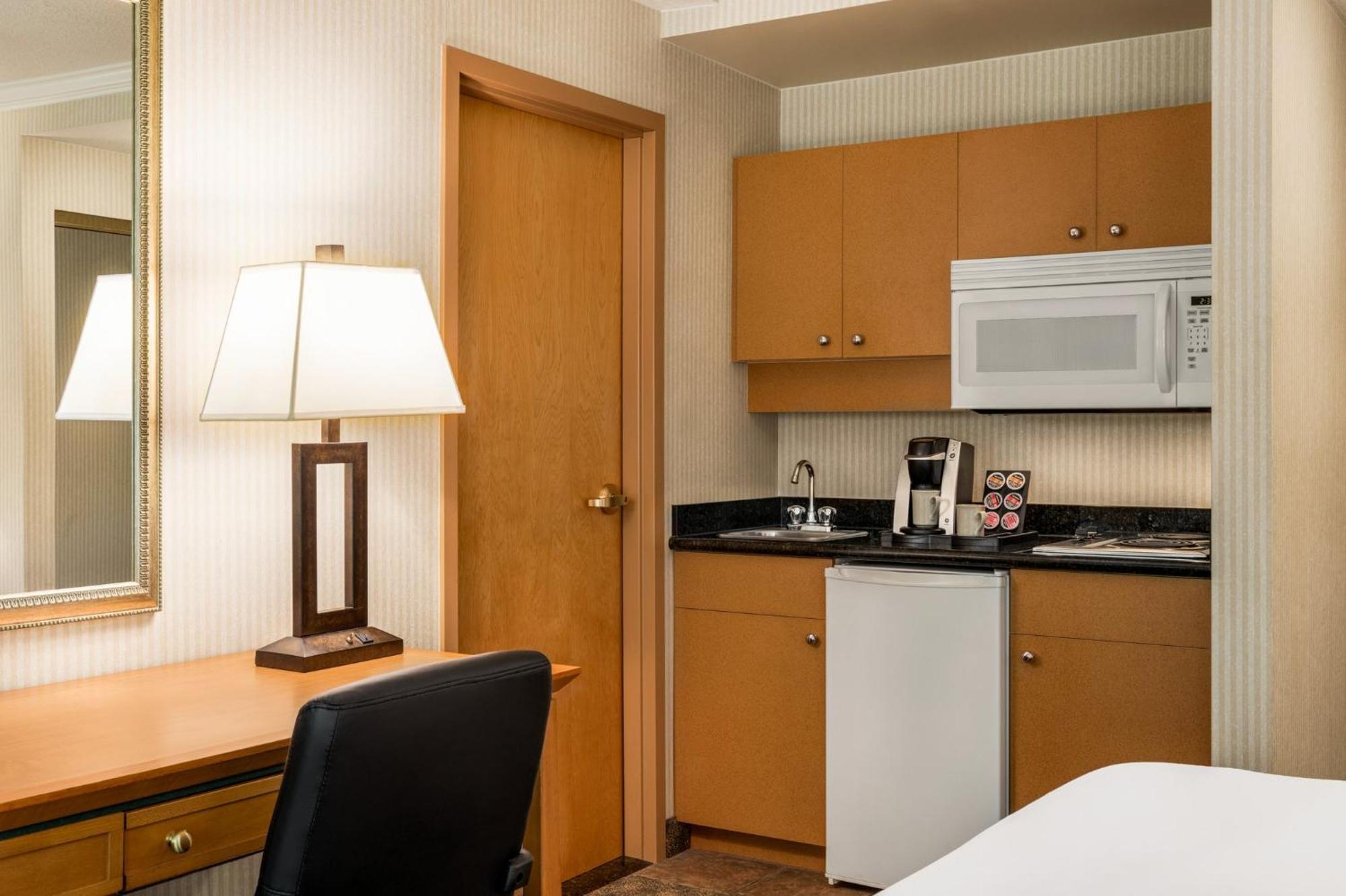 Holiday Inn & Suites North Vancouver By Ihg Esterno foto